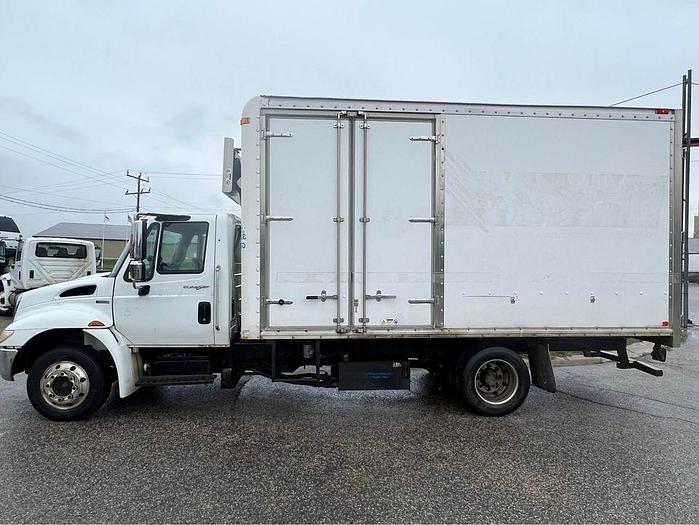 Used 2010 International 4300 Series 16 foot, hydraulic brakes, auto,