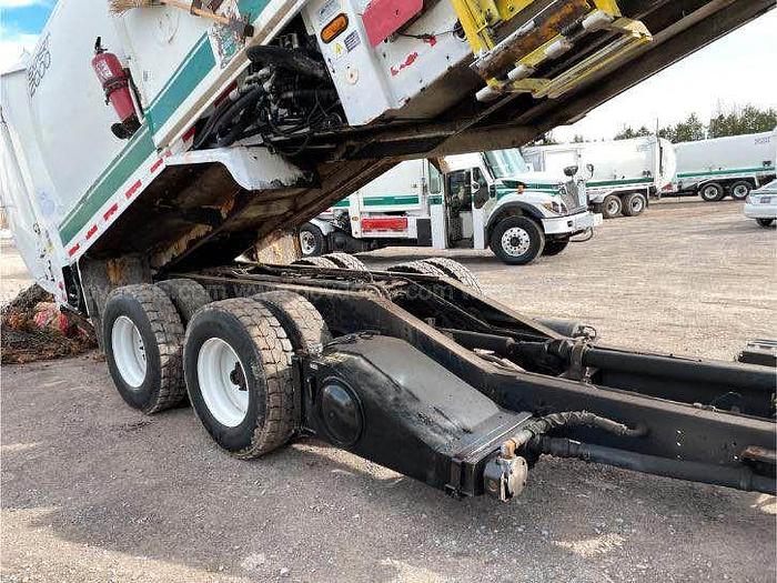 Used 2009 International 7400 - Garbage truck labrie garbage compactor