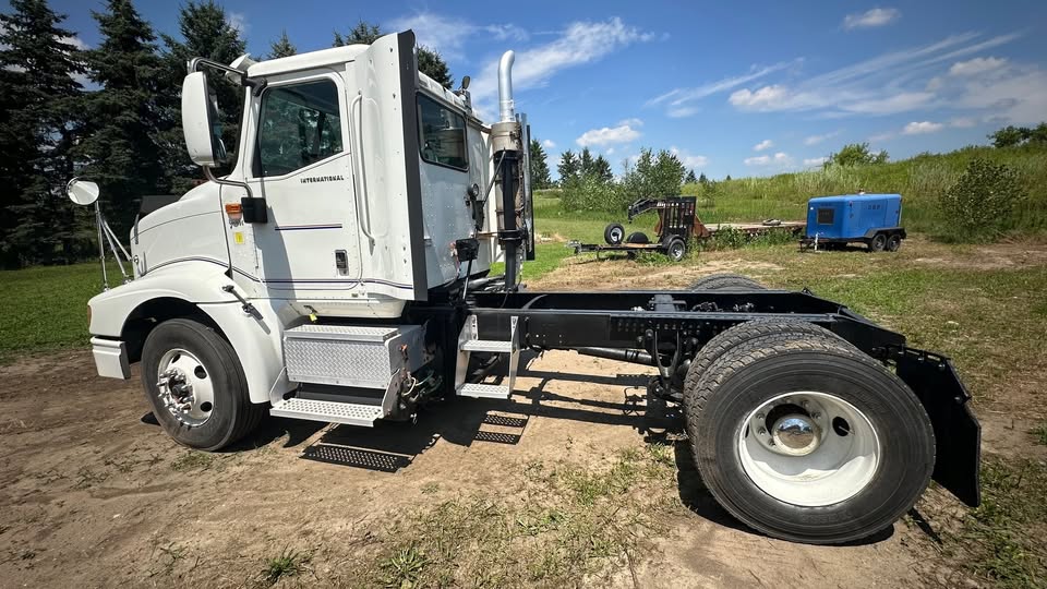Used International 9200i SBA 4x2 cab and chassis