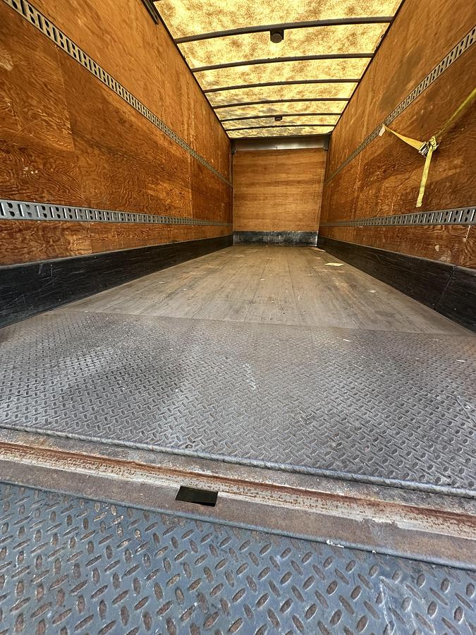 Used 2012 International 26ft box truck with aluminum hydraulic lift gate