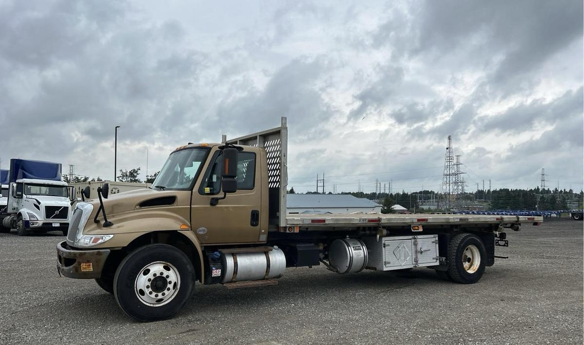 Used 2019 International DuraStar 4300 4x2 flatbed dump truck