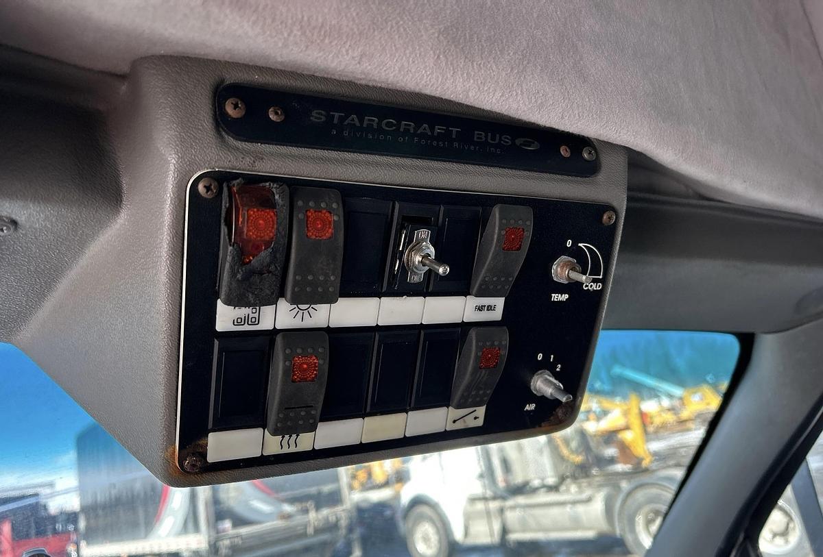 Used 2011 Ford E-450 4x2 18-seat bus