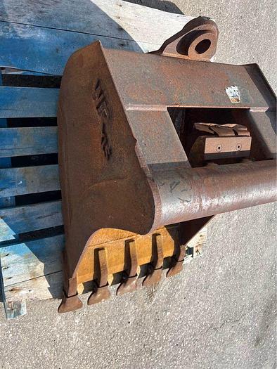 Used 2014 24 INCH CASE BACKHOE BUCKET model hd1 tooth 23 hxf