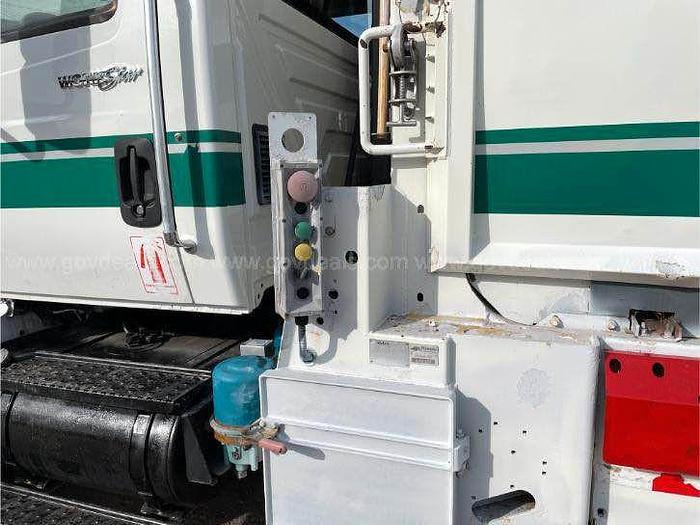 Used 2009 International 7400 - Garbage truck labrie garbage compactor