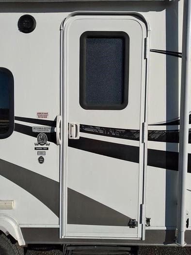 Used 2012 WEEKENDER 25' REAR BUNKS TRAVEL TRAILER $15,995.