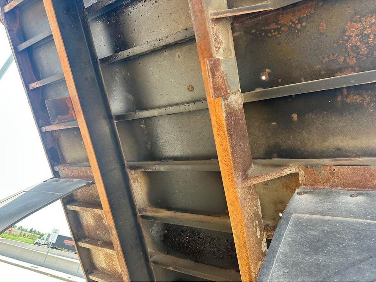 Used 2009 Sterling Acterra Dump 28,000 KMS g-licence hydraulic brake as new