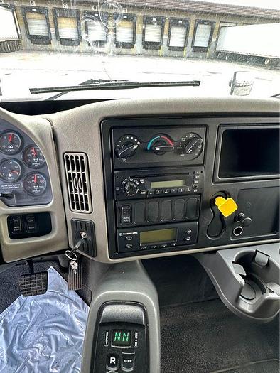 Used 2013 IHC 4400 Series 21’ Reefer thermoking auto, air brakes