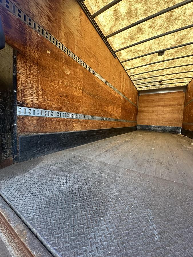 Used 2012 International 26ft box truck with aluminum hydraulic lift gate