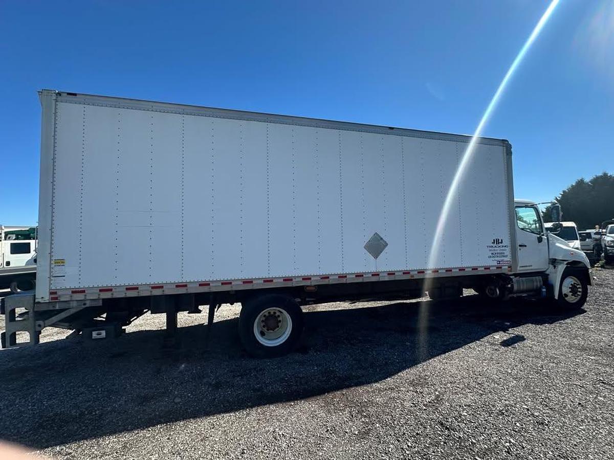 Used 2018 Hino 338 26ft box hydraulic tailgate