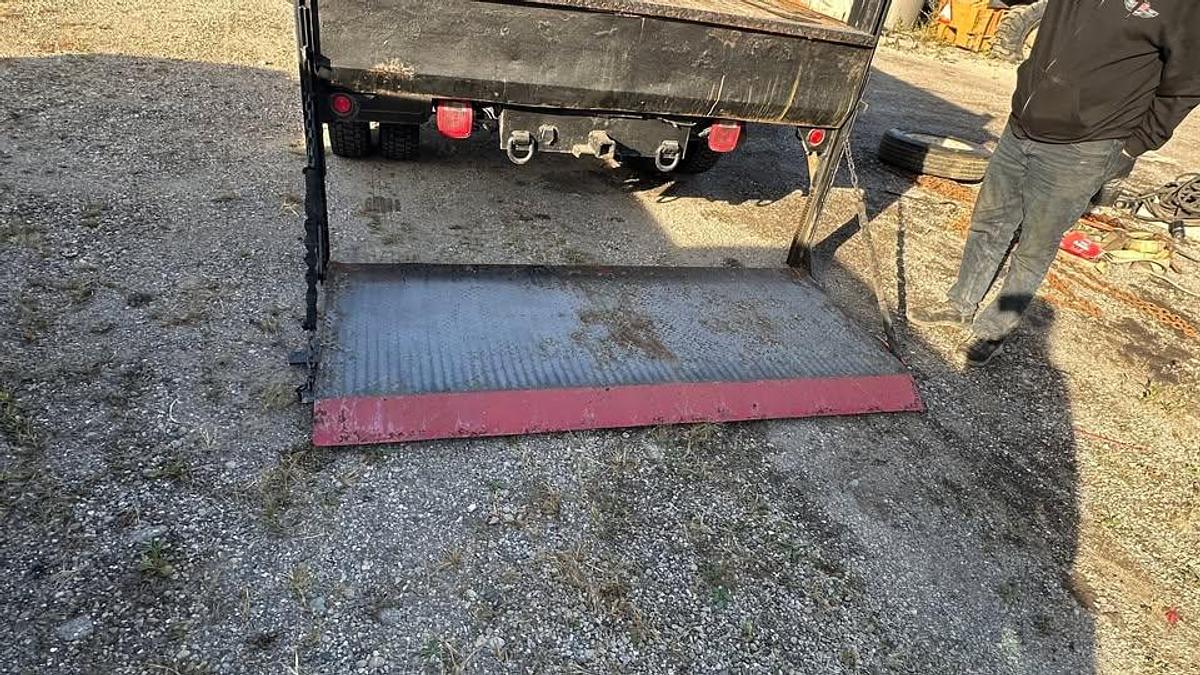 Used 2011 Ford f550 powerstroke hydraulic tailgate