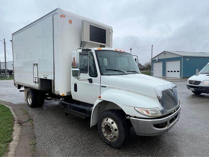 Used 2010 International 4300 Series 16 foot, hydraulic brakes, auto,