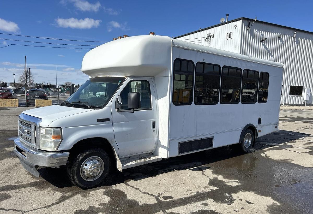 Used 2011 Ford E-450 4x2 18-seat bus