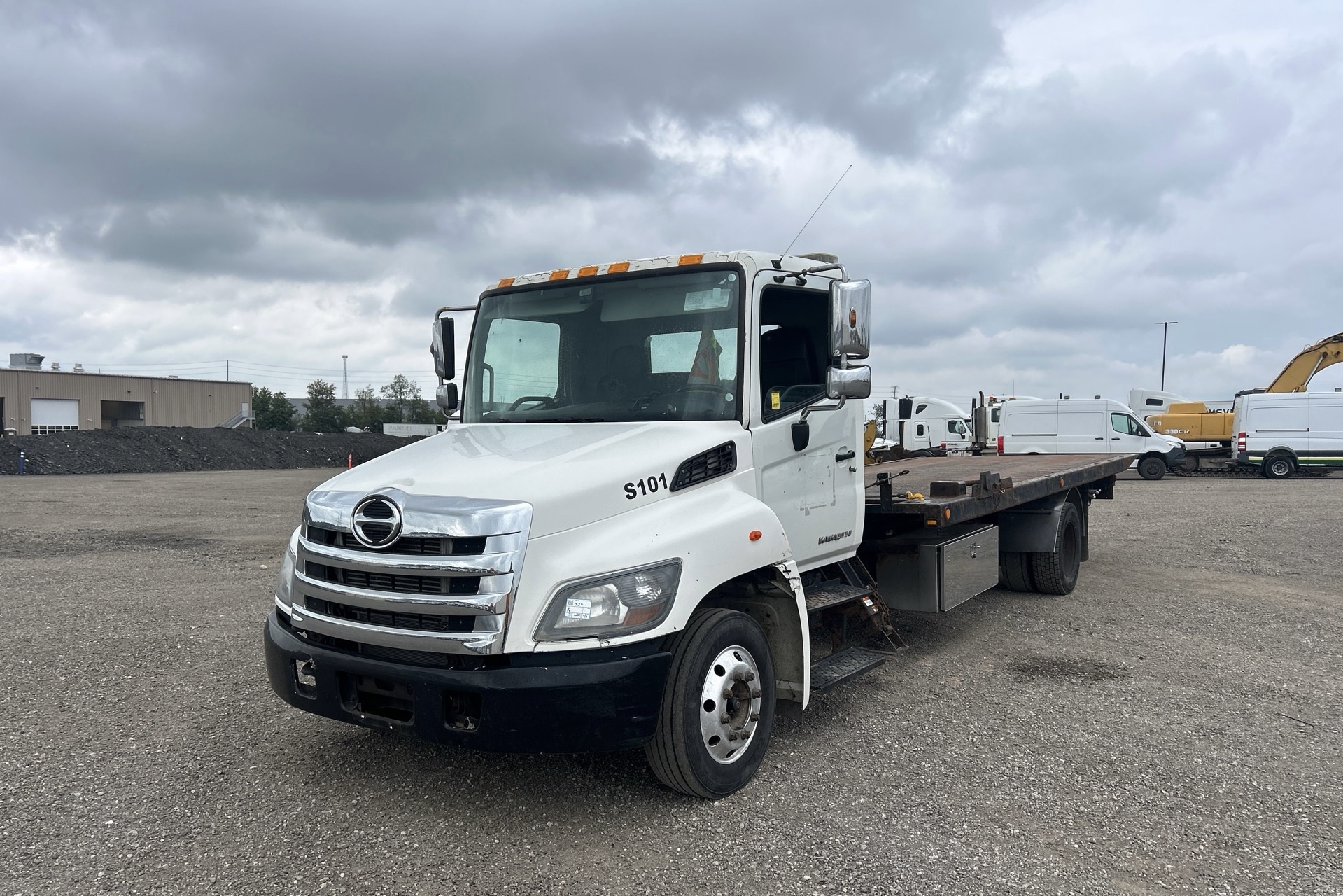 Used 2012 Hino 268 4x2 rollback truck