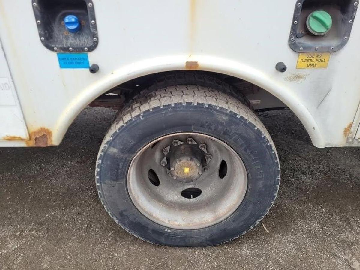 Used 2014 Ford F550 XL SD S/A bucket truck