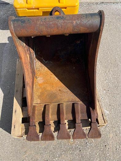 Used 2014 24 INCH CASE BACKHOE BUCKET model hd1 tooth 23 hxf
