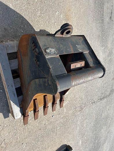 Used 2014 24 INCH CASE BACKHOE BUCKET model hd1 tooth 23 hxf