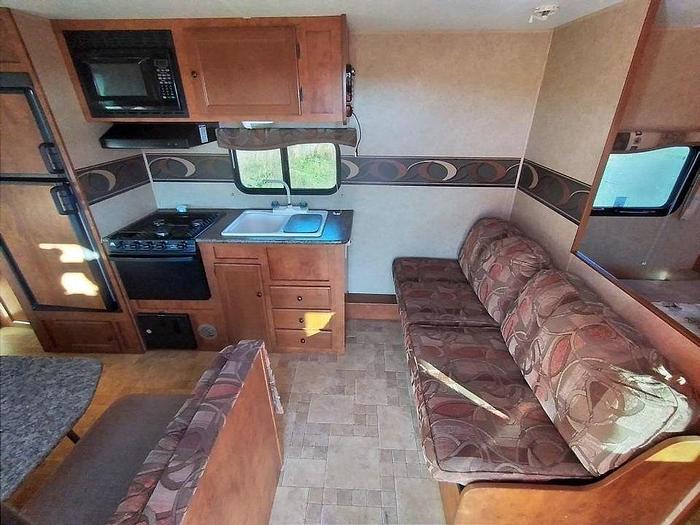 Used 2012 WEEKENDER 25' REAR BUNKS TRAVEL TRAILER $15,995.