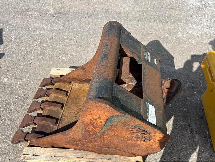 Used 2014 24 INCH CASE BACKHOE BUCKET model hd1 tooth 23 hxf