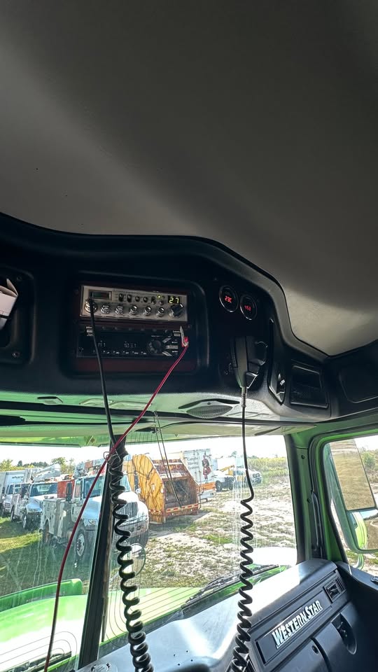 Used 2021 Western Star 4900 T/A Sleeper heavy fronts. automatic trans