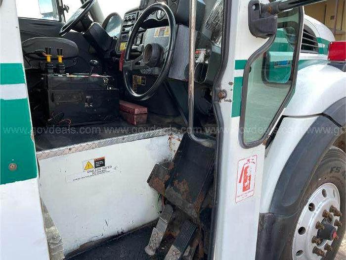 Used 2009 International 7400 - Garbage truck labrie garbage compactor