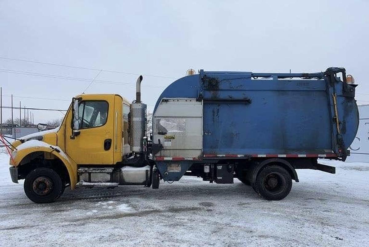Used 2018 Freightliner M2 106 T/A Refuse Truck