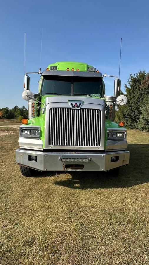 Used 2021 Western Star 4900 T/A Sleeper heavy fronts. automatic trans