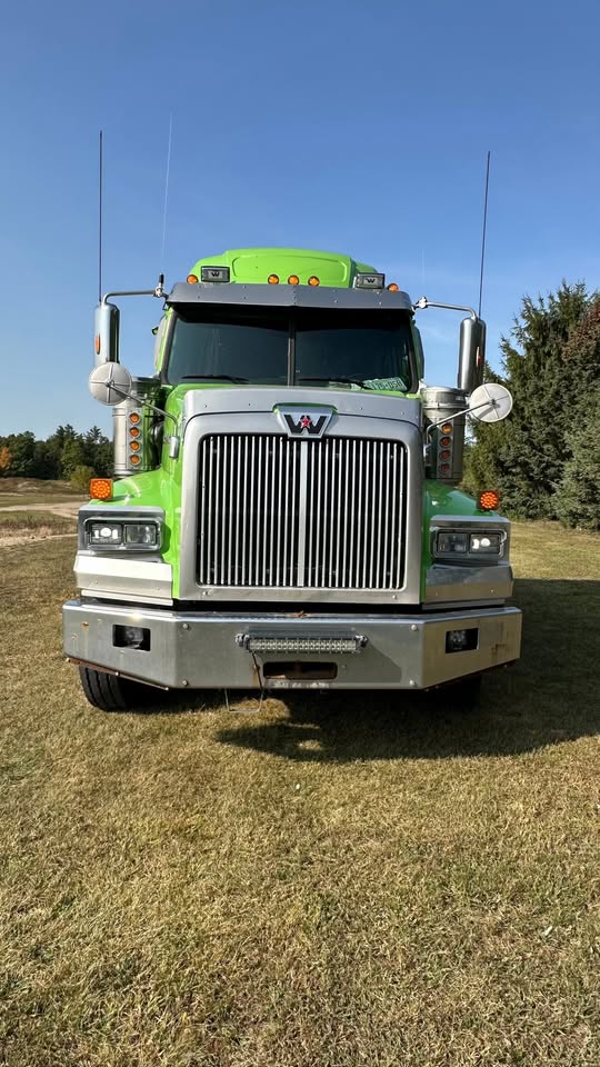 Used 2021 Western Star 4900 T/A Sleeper heavy fronts. automatic trans