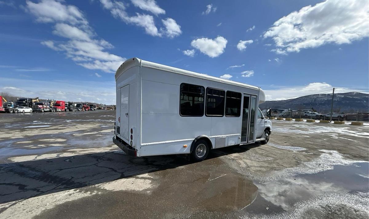 Used 2011 Ford E-450 4x2 18-seat bus