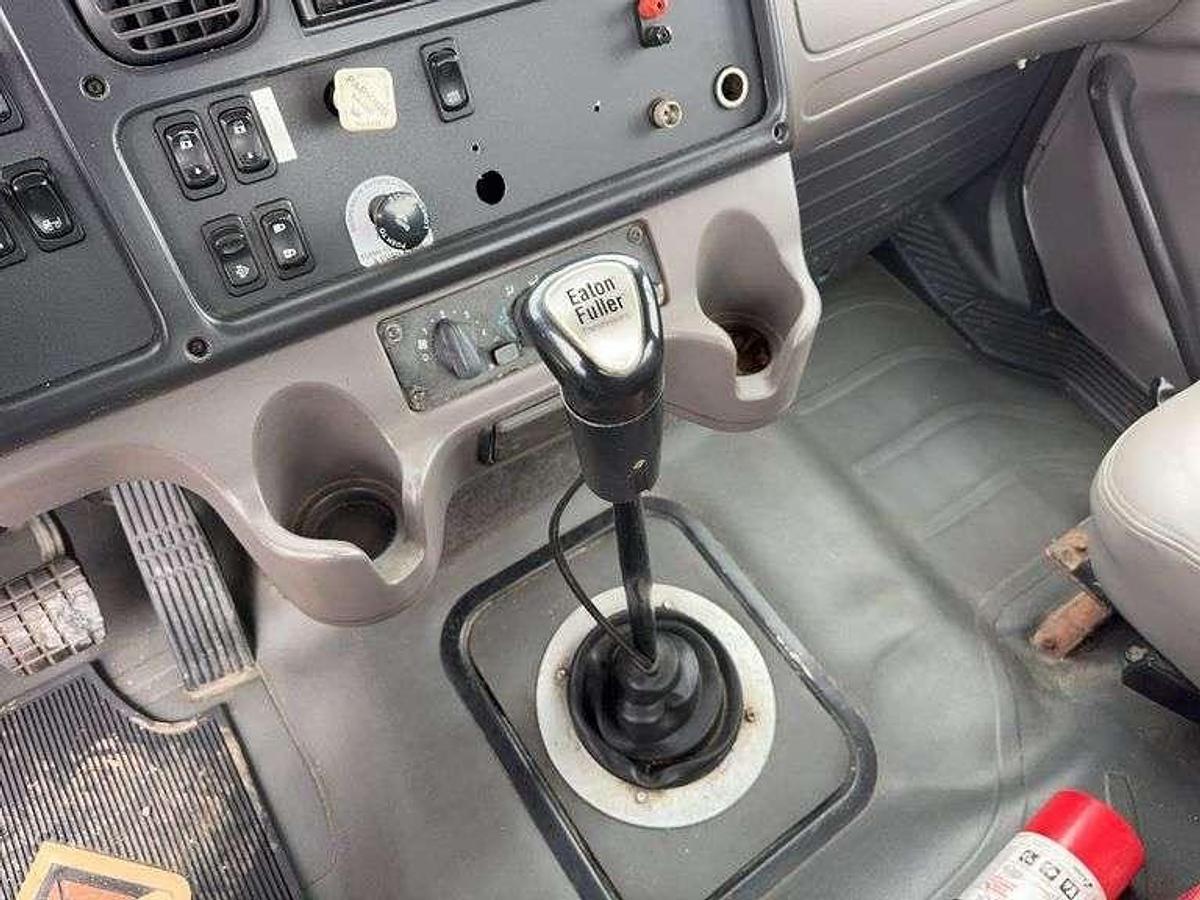 Used 2008 FREIGHTLINER M2 112 DAY CAB & CHASSIS