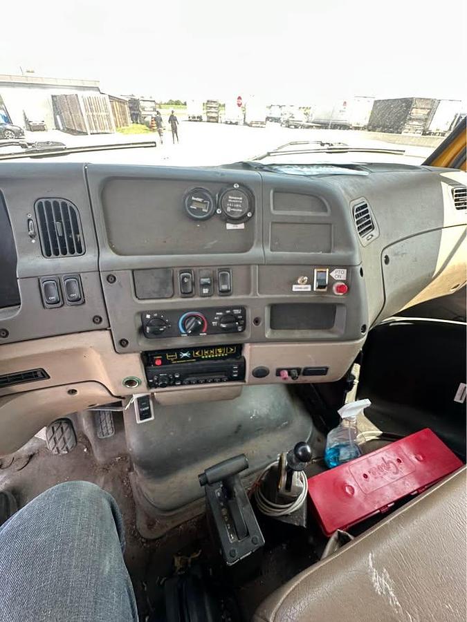 Used 2009 Sterling Acterra Dump 28,000 KMS g-licence hydraulic brake as new