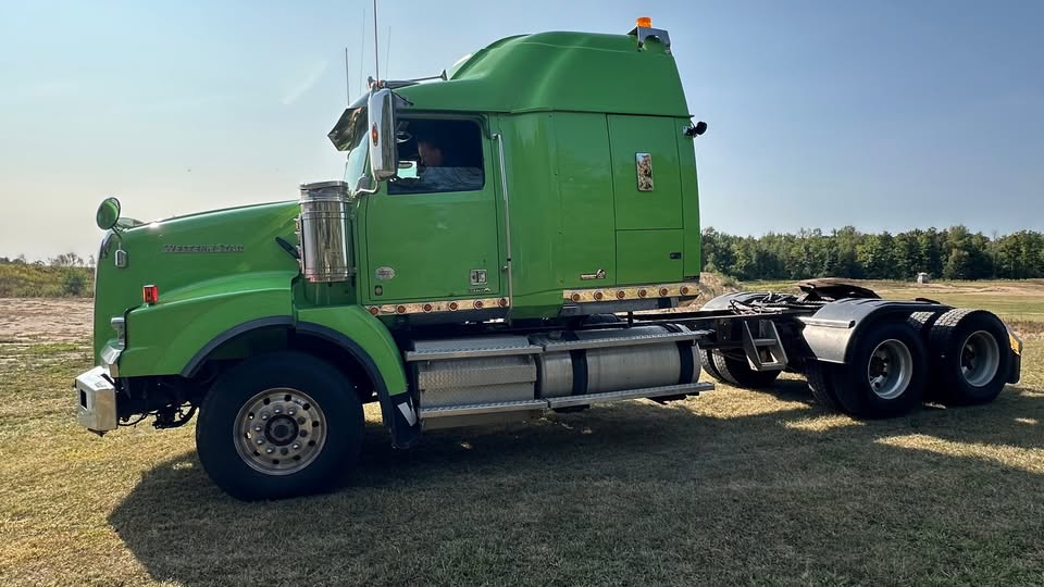 Used 2021 Western Star 4900 T/A Sleeper heavy fronts. automatic trans