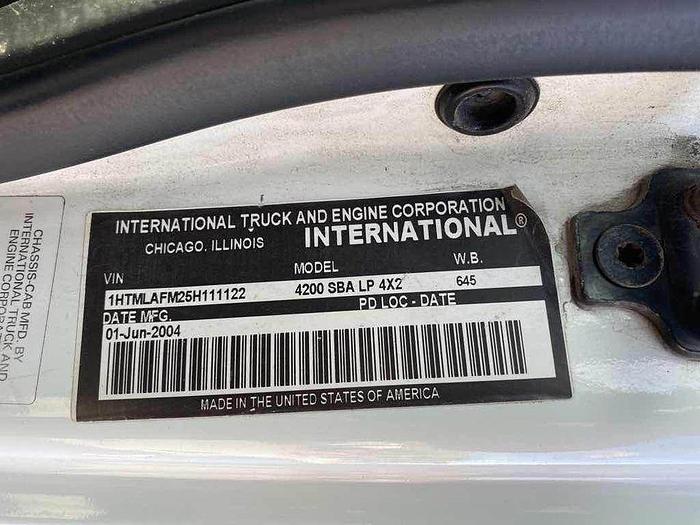 Used 2005 INTERNATIONAL 4200 LP low kms moving box truck w ramp hitch