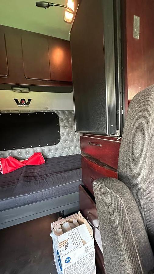 Used 2021 Western Star 4900 T/A Sleeper heavy fronts. automatic trans