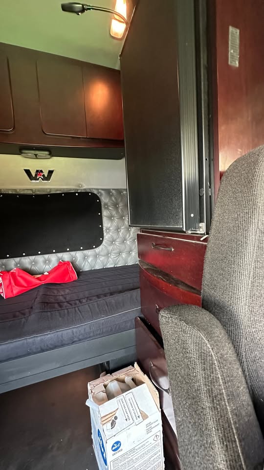 Used 2021 Western Star 4900 T/A Sleeper heavy fronts. automatic trans