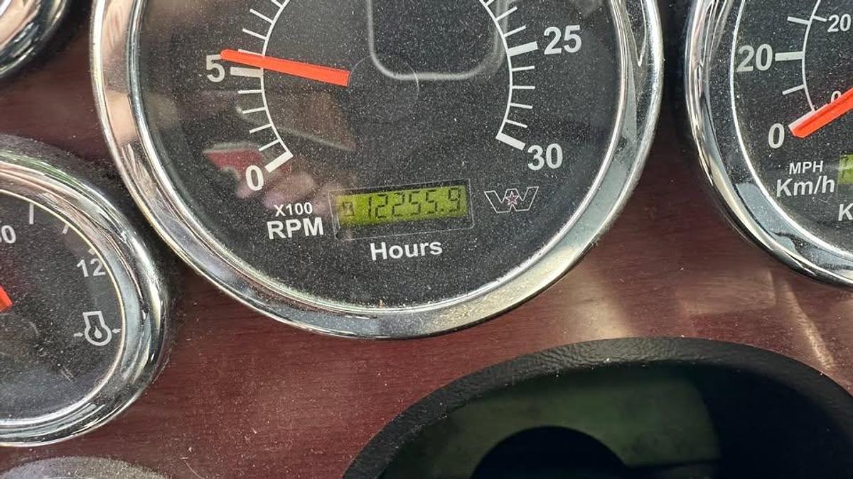 Used 2021 Western Star 4900 T/A Sleeper heavy fronts. automatic trans