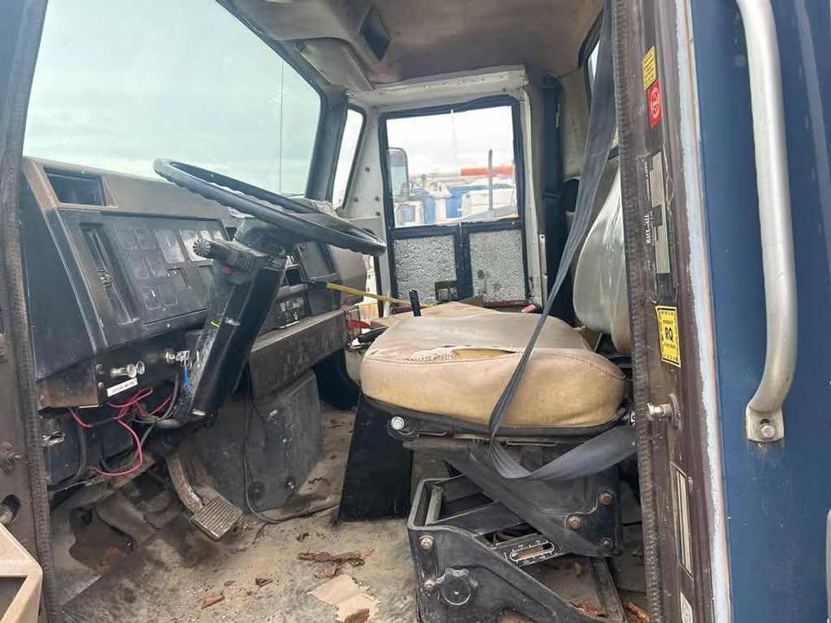 Used 1990 INTERNATIONAL 4000 4700 Garbage Truck