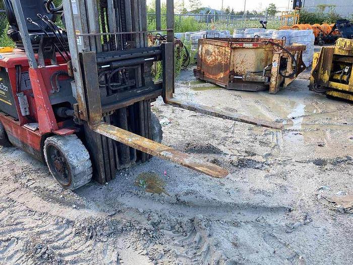 Used 2005 Raymond DSD50 Forklift 3 stage, side shift, 5000 lbs