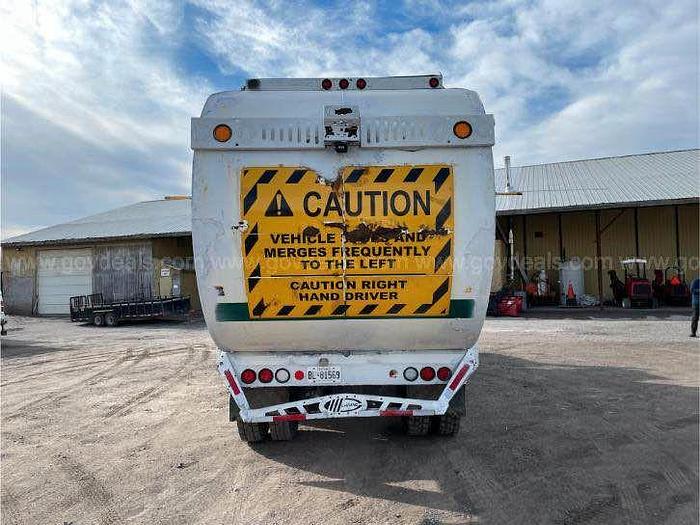 Used 2009 International 7400 - Garbage truck labrie garbage compactor