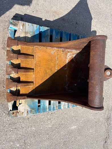 Used 2014 24 INCH CASE BACKHOE BUCKET model hd1 tooth 23 hxf