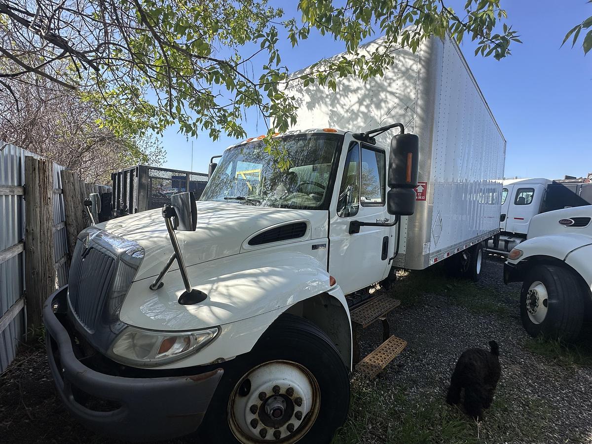 Used 2012 International 26ft box truck with aluminum hydraulic lift gate