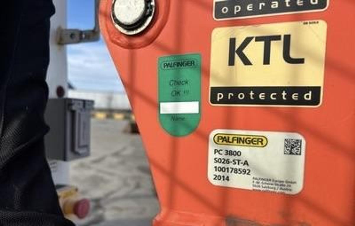 Used 2015 International 4300SBA 4x2 hi-rail service truck