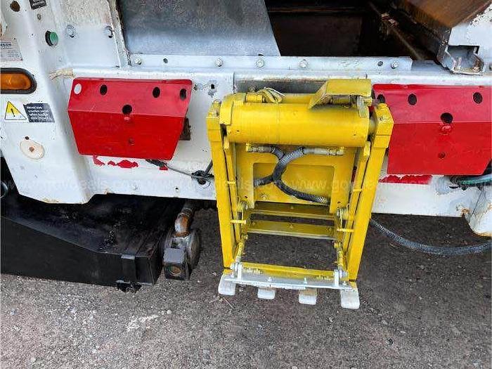 Used 2009 International 7400 - Garbage truck labrie garbage compactor