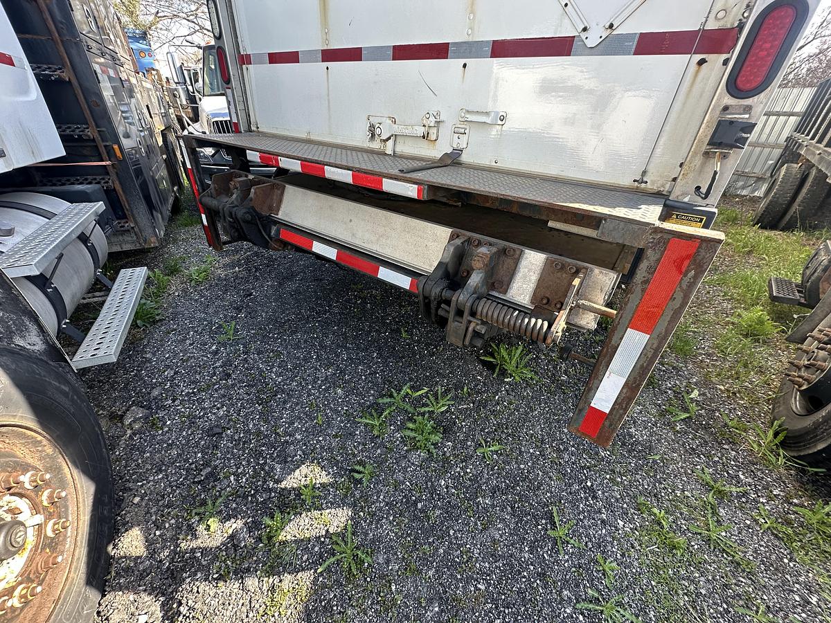 Used 2012 International 26ft box truck with aluminum hydraulic lift gate