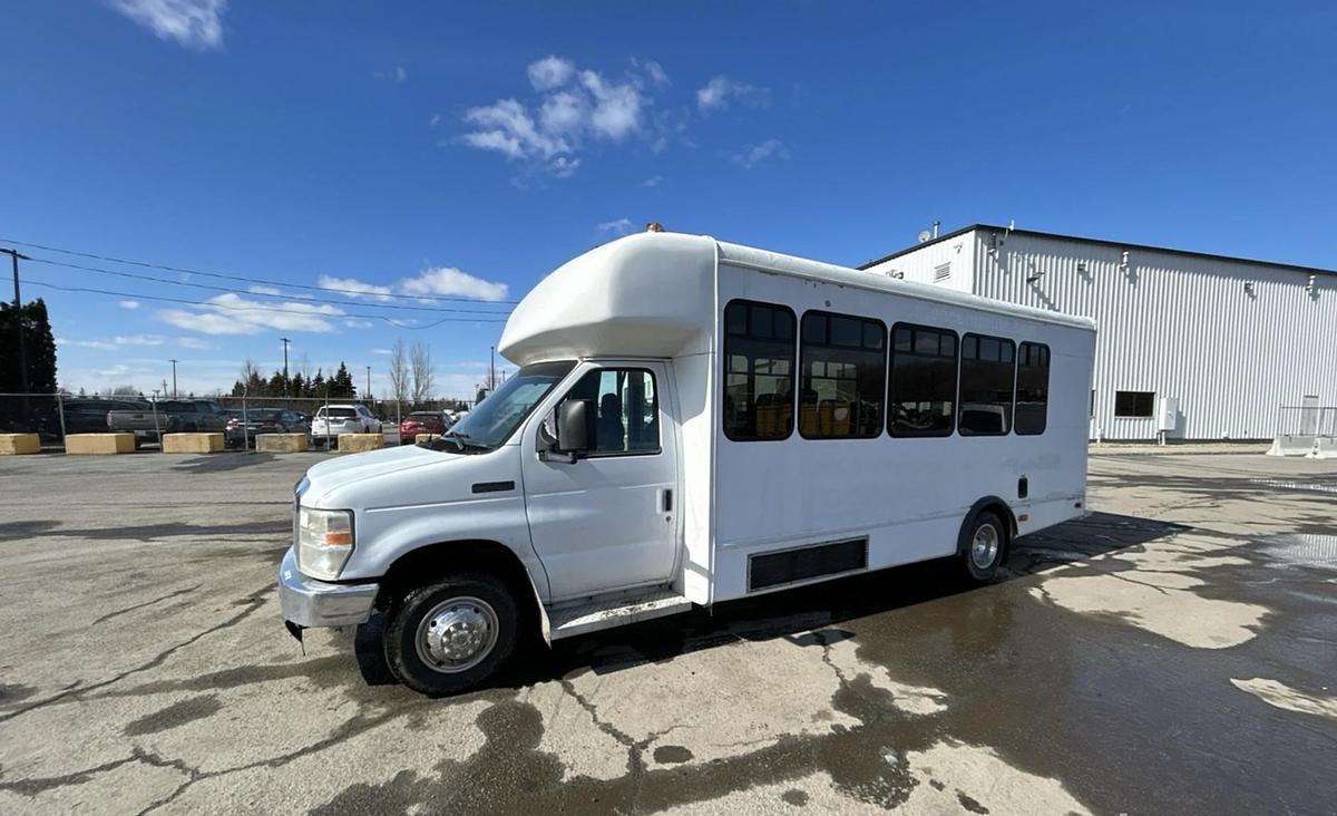 Used 2011 Ford E-450 4x2 18-seat bus