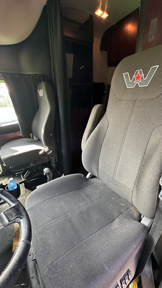 Used 2021 Western Star 4900 T/A Sleeper heavy fronts. automatic trans