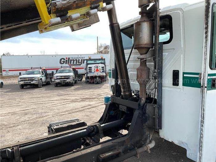 Used 2009 International 7400 - Garbage truck labrie garbage compactor