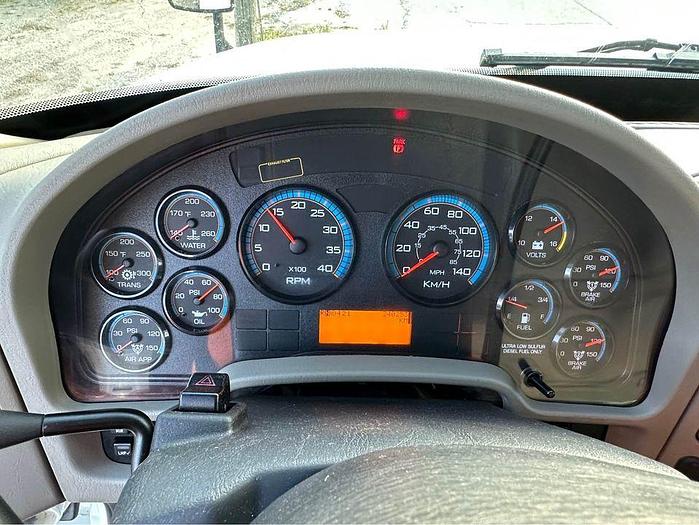 Used 2013 International 4300 straight truc 26’ curb entry, air brakes