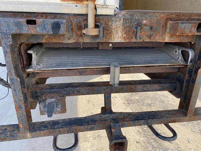 Used 2005 INTERNATIONAL 4200 LP low kms moving box truck w ramp hitch