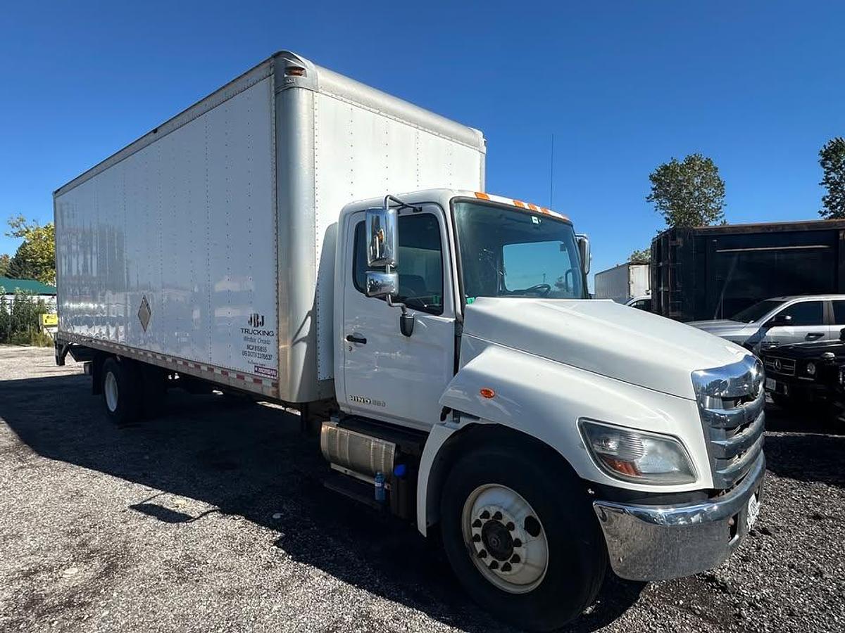 Used 2018 Hino 338 26ft box hydraulic tailgate