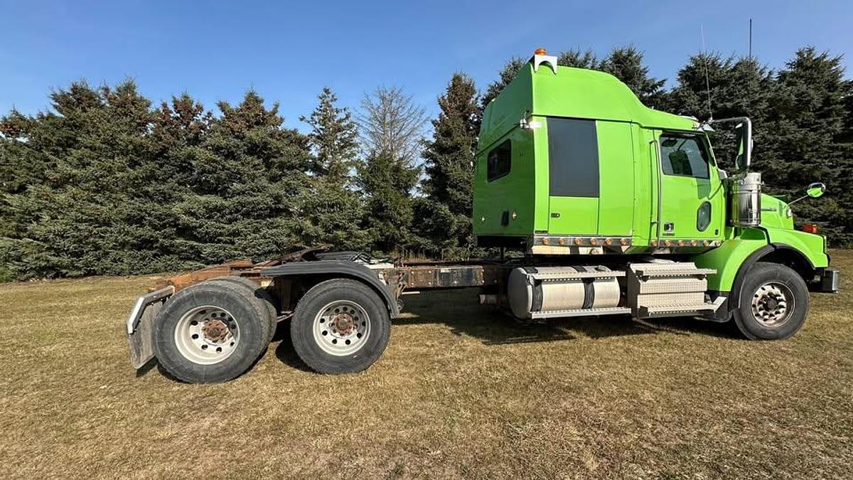 Used 2021 Western Star 4900 T/A Sleeper heavy fronts. automatic trans